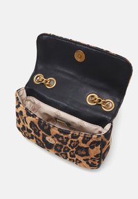 Borsa con stampa leopardata, dotata di una morbida esterno in tessuto, hardware in tono oro e un interno in pelle nera. Chiusura sicura con due ganci dorati.
