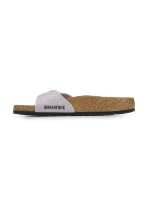 Sandale Birkenstock à enfiler avec une bride supérieure argent métallique, une semelle en liège et une semelle en caoutchouc noir. Présente une surface lisse et texturée.