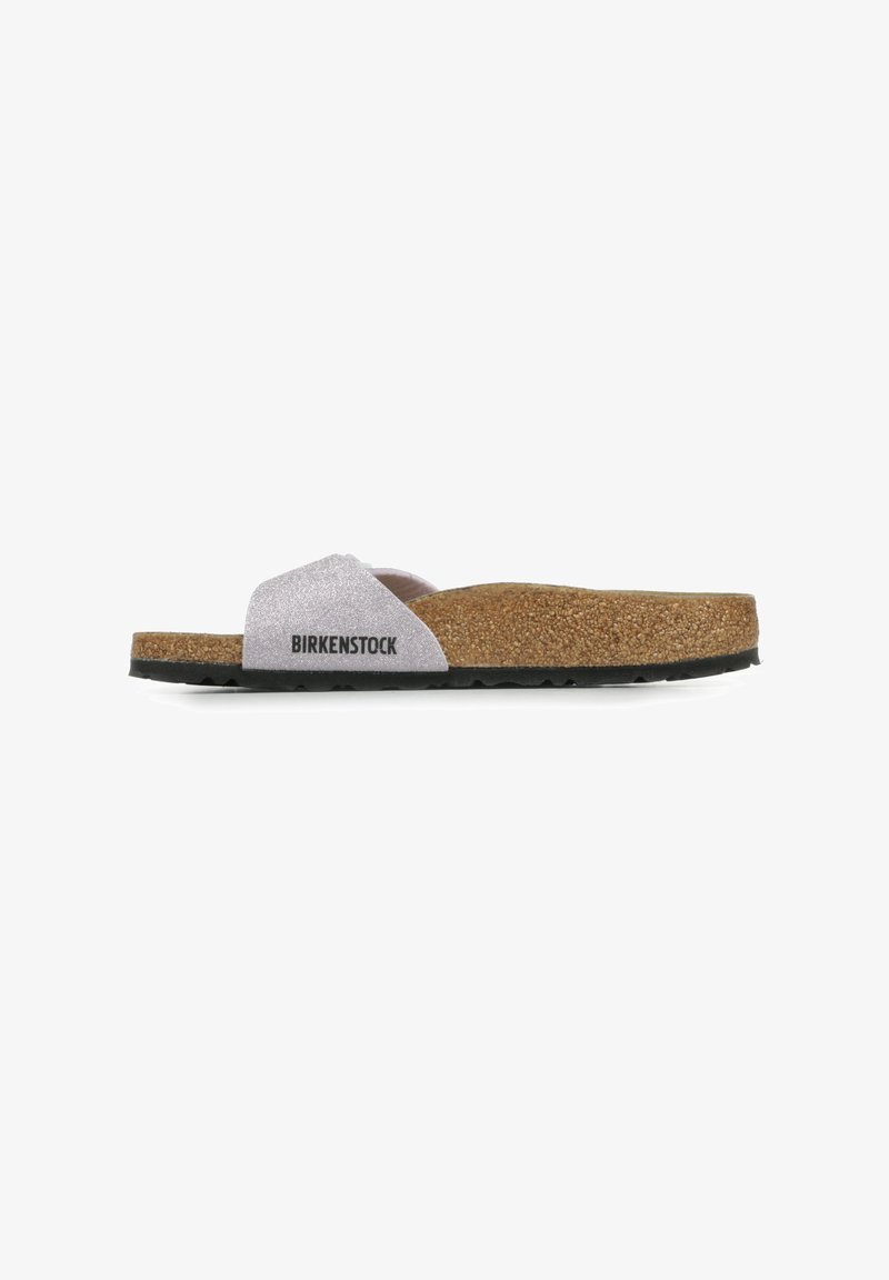 Sandaletto Birkenstock con una parte superiore in argento metallico, plantare in sughero e suola in gomma nera. Presenta una superficie liscia e strutturata.