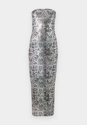 Rochie midi fără bretele, cu imprimeu de șarpe, având o siluetă ajustată, o textură netedă și nuanțe metalice de argintiu și negru.