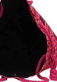Borsa tote intrecciata con un luminoso motivo geometrico rosa, manici robusti in corda e un ampio interno nero. Progettata per un uso informale.
