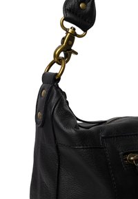 Schwarze Ledertasche mit strukturierten Oberflächen, Messingbeschlägen und einem abnehmbaren Tragegurt mit Schnapphakenbefestigung.
