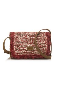Borsa intrecciata in rosso e crema, dalla forma rettangolare, con una tracolla in pelle e un piccolo etichetta con logo nella parte anteriore. Finitura testurizzata.
