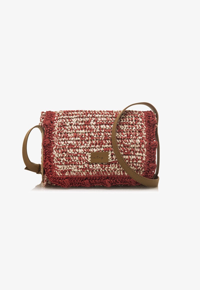 Borsa intrecciata in rosso e crema, dalla forma rettangolare, con una tracolla in pelle e un piccolo etichetta con logo nella parte anteriore. Finitura testurizzata.