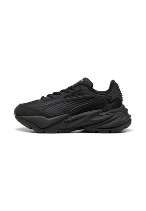 Schwarzer Sportlichkeits-Schuh mit mehrlagigem Mesh- und synthetischem Obermaterial, sculptierter dicker Sohle und Schnürverschluss, von der Außenseite auf weißem Hintergrund gezeigt.