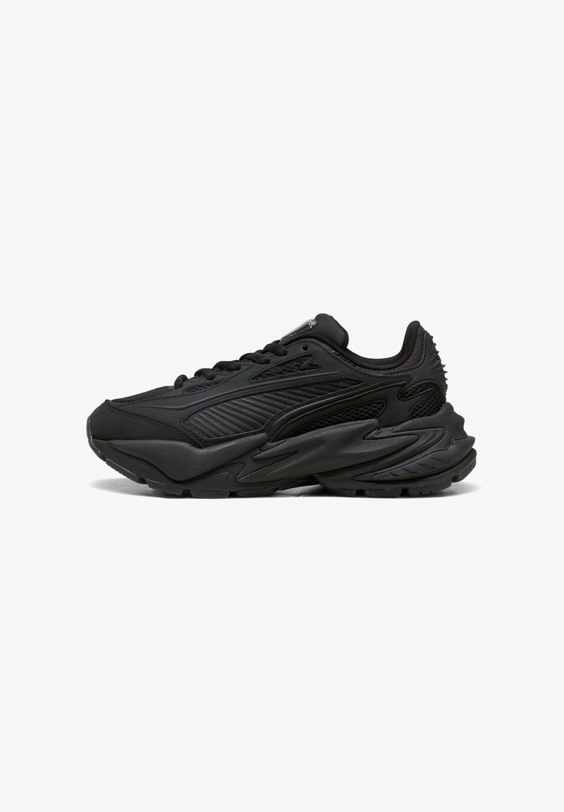 Sneaker de sport noir avec un dessus en maille stratifiée et synthétique, semelle épaisse sculptée et fermeture à lacets, présenté de l'extérieur sur fond blanc.