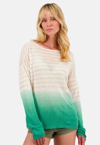 Pull léger avec des rayures horizontales beiges, se fondant en un effet ombragé vert au bas. Manches longues avec des poignets côtelés.