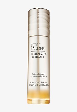 Flacon de sérum Estée Lauder Revitalizing Supreme+ Sculpting avec finition dégradée or et argent et texte noir sur fond blanc.