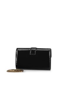 Schwarze Lackleder-Clutch mit zylindrischer Form, ausgestattet mit einem Umklappverschluss und einem Goldkettengurt.