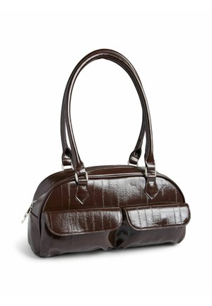 Mørk brun blank skinnveske med to fremre klafflommer og doble skulderstropper.