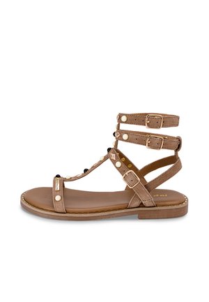 Sandales gladiateur en daim marron avec trois brides de cheville réglables, ferrures dorées et perles décoratives. Semelle plate avec détail cousu.