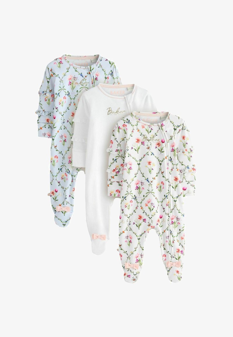 Tre tutine per bambini con piedini, due con motivi floreali su sfondi blu e bianco, e una bianca semplice, tutte con piccoli fiocchi rosa sui piedi.