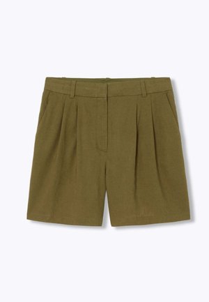 Short taille haute vert olive avec plis, passants pour ceinture, poches latérales et fermeture éclair devant sur un fond uni.