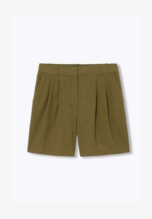 Short taille haute vert olive avec plis, passants pour ceinture, poches latérales et fermeture éclair devant sur un fond uni.