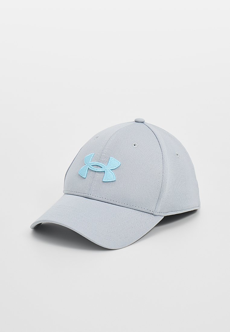 Gorra de color gris claro hecha de tela texturizada, con un logotipo bordado en aqua en la parte frontal, con visera curva y correa ajustable.