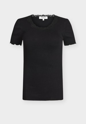 Čierny rebrovaný krátky rukáv s čipkovaným lemom výstrihu s vlnitým okrajom a malou veľkostnou etikou vo vnútri goliera.