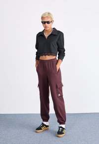 adidas Originals Hlačami s stranskimi žepi - shadow brown