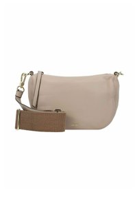 Borsa a spalla in pelle di un beige chiaro con una tracolla intrecciata di colore marrone. Presenta hardware di tonalità oro e una chiusura con zip.