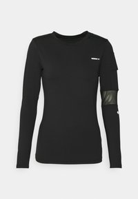 Schwarzes Langarmshirt aus dehnbarem Material. Besitzt ein geschichtetes Ärmel-Design mit einem Netzeinsatz und einem kleinen Logo auf der Brust.
