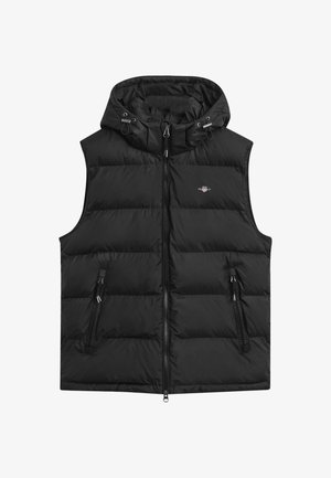 Sort polstret vest med hætte, der har en frontlynlås, to lynlåslommer og et logo på brystet. Glat, struktureret stof.