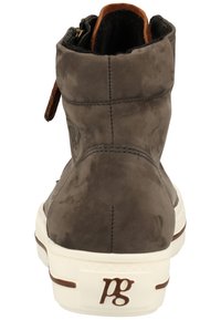 Bottines en suede gris avec une texture douce, dotées d'une semelle en caoutchouc blanche, d'accents marron et d'une fermeture éclair sur le côté pour un accès facile.