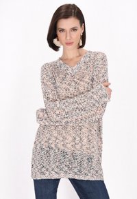 Sweter dzianinowy w pastelowych odcieniach różu, szarości i kremu. Projekt w serek z długimi rękawami, luźny krój i teksturowany wzór na całej powierzchni.