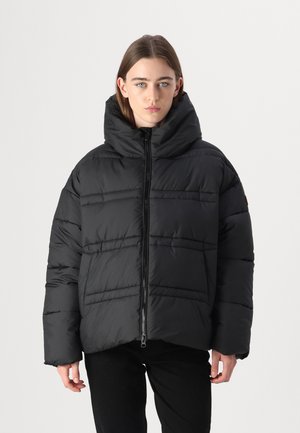 Zwarte pufferjack met een hoge kraag, horizontale quiltnaden en een rits aan de voorkant. Het materiaal lijkt glad te zijn, wat warmte en isolatie biedt.