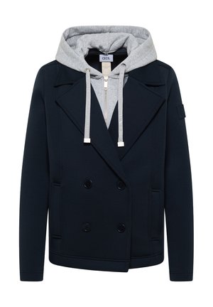 Schwarze, zweireihige Jacke, die über einem grauen Kapuzenpullover mit Reißverschluss, Kordeln und sichtbarer Kapuze getragen wird, ohne Hintergrund.