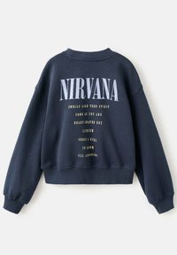 Laivastonsininen collegepaita ylimitoitetulla istuvuudella, resorit hihansuissa ja helmassa. Edessä valkoista ja kultaista tekstiä, jossa esiintyy kappaleiden nimiä ja yhtyeen nimi "NIRVANA".