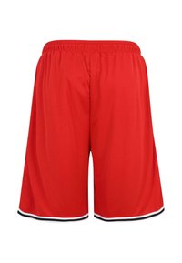 Pantaloni scurți sport roșii cu talie elastică, dintr-un material respirabil, având margini negre și albe aproape de tiv.