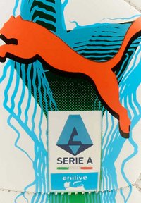 Logo arancione di puma sopra un emblema della lega calcistica Serie A, con linee astratte blu, verdi e bianche sullo sfondo.