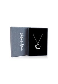 Sølv halskæde med et blomsterdesign, præsenteret i en grå præsenteringsæske med indvendig sort velour og hvid branding.