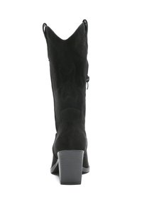 Bota de ante negra estilo western con un caña texturizada y punta redondeada. Cuenta con un tacón bajo y cremallera lateral para facilitar el uso.