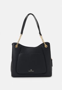 Borsa nera con finitura testurizzata, presenta accentuazioni in catena sulle maniglie, una tasca frontale prominente e un marchio dorato nella parte inferiore.