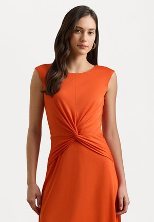 Robe sans manches orange avec un décolleté rond, détail torsadé froncé à la taille et texture de tissu lisse.