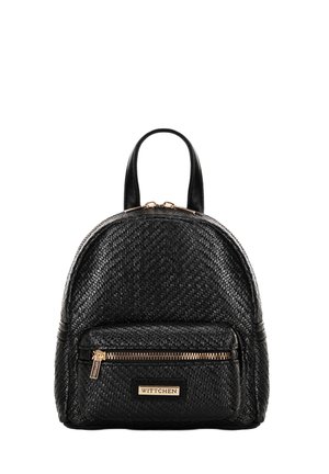 Schwarzer geflochtener Leder-Rucksack in runder Form, mit einer Vorderzipp-Tasche und einem kleinen Handgriff oben. Goldene Hardware-Details und Logo.