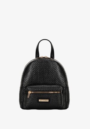 Sac à dos en cuir tressé noir avec une forme arrondie, doté d'une poche zippée à l'avant et d'une petite poignée supérieure. Accents en métal doré et détail de logo.