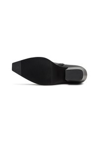 Zwarte hoge hak schoen met een spitse neus, glad leren bovenwerk, rubberen zool en een getextureerde hak voor grip.