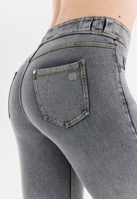 Freddy N.O.W.® DENIM - Skinny-Farkut - jeans grigio cuciture gialle