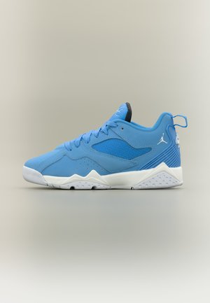 Baskets basses Air Jordan bleues avec semelle blanche, panneau latéral en mesh et logo Jumpman sur le talon sur fond neutre.