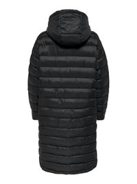 Juodas pūkinis paltas su gobtuvu, turintis ilgą, pailgą dizainą ir horizontalų siuvinėjimą. Minkštas, lygus tekstūra.