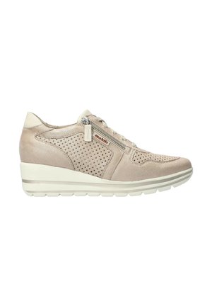 Baskets compensées pour femmes de couleur beige en cuir perforé, avec fermeture éclair latérale, lacets, et semelle blanche, conçues pour un usage décontracté.