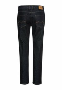 Granatowe dżinsy o prostym kroju, z dwoma tylkimi kieszeniami i skórzaną metką marki na pasku. Płaski widok z tyłu.