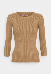 Haut brun côtelé avec un col rond et des manches trois-quarts. Fabriqué en matière douce, présentant une silhouette ajustée avec une texture subtile.