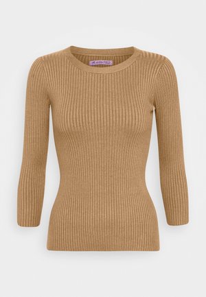 Brązowa prążkowana bluzka z okrągłym dekoltem i rękawami do łokci. Wykonana z miękkiego materiału, z dopasowanym krojem i subtelną fakturą.