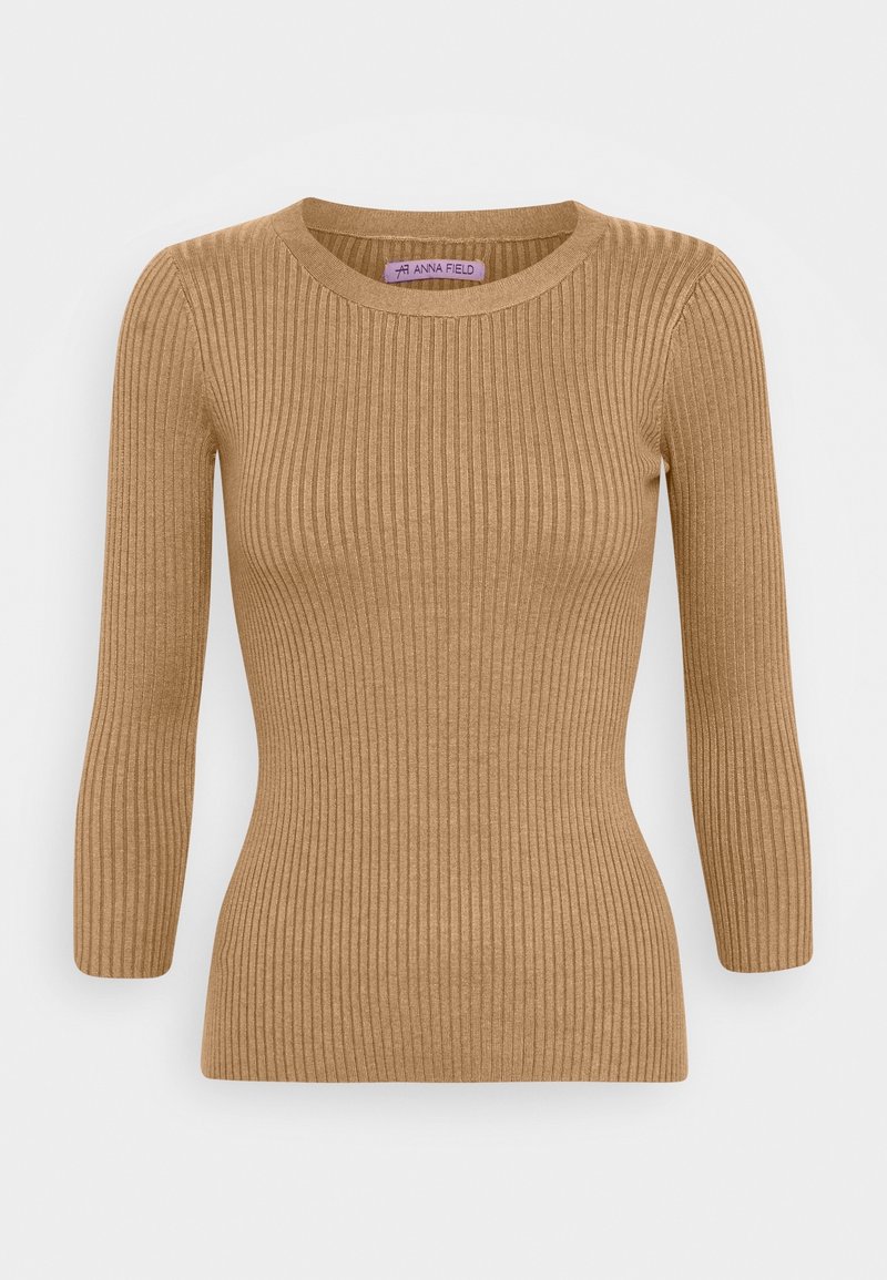 Haut brun côtelé avec un col rond et des manches trois-quarts. Fabriqué en matière douce, présentant une silhouette ajustée avec une texture subtile.