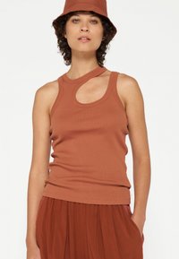 10DAYS CUT OUT  - Top - saddle brown