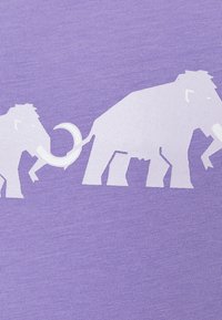 Lila Stoff mit einem weißen grafischen Design von zwei Elefanten, einer kleiner, verbunden durch eine geschwungene Linie, die einem Schwanz ähnelt. Strukturierte Oberfläche.