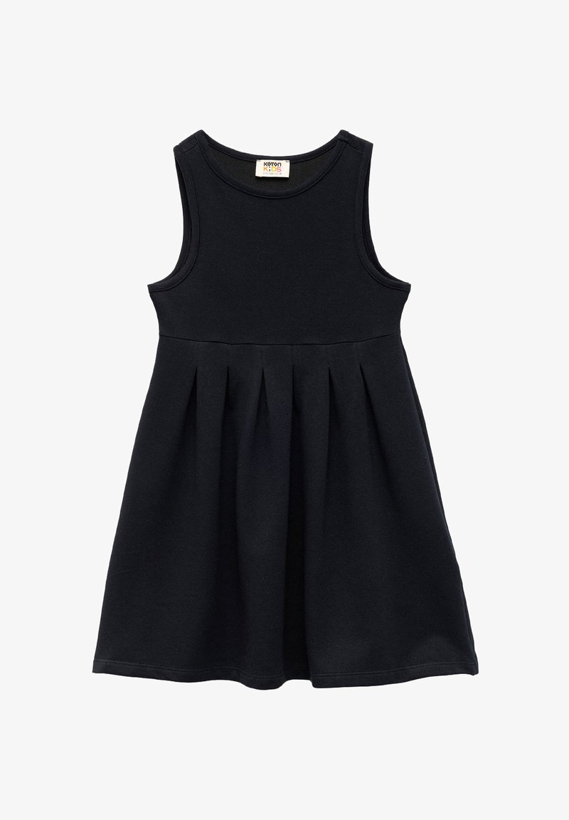 Czarna sukienka bez rękawów z okrągłym dekoltem, z plisami w talii i miękkim, teksturowanym materiałem. Zaprojektowana dla dzieci.