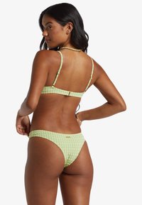 Groen geruit bikini met verstelbare banden en een haaksluiting, gemaakt van textuurstof met een patroon.